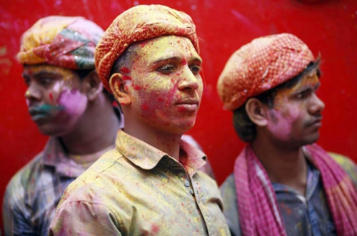 Hàng triệu du khách 'tắm' bột màu Holi ở Ấn Độ - 10