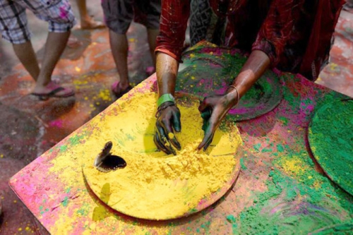 Hàng triệu du khách 'tắm' bột màu Holi ở Ấn Độ - 2