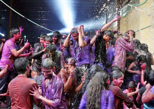 Hàng triệu du khách 'tắm' bột màu Holi ở Ấn Độ - 6