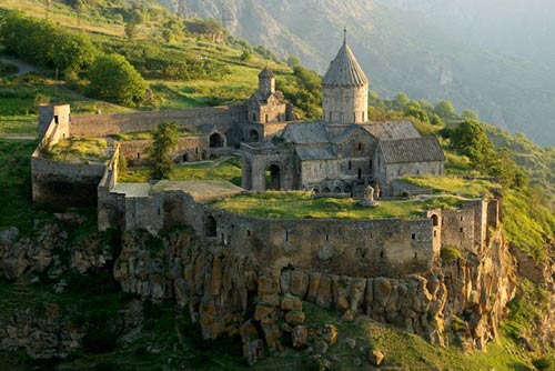 Khám phá vẻ đẹp cổ kính của tu viện Tatev ở Armenia - 1