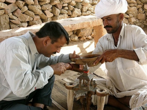 Lạ lùng bộ tộc dùng... thuốc phiện đãi khách quý - 3