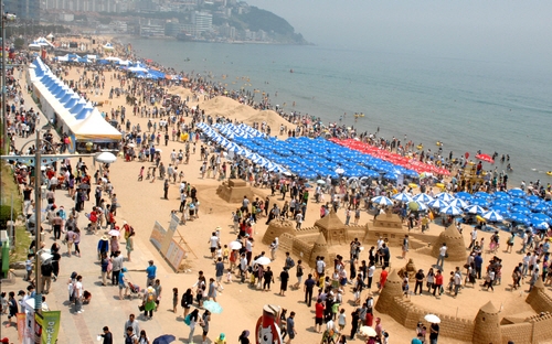 le hoi xay lau dai va tam cat ben bo bien busan-1