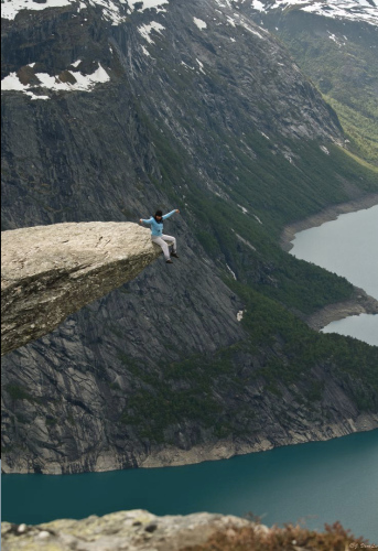 5-Sitting-on-the-Trolltunga-ro-5829-2962