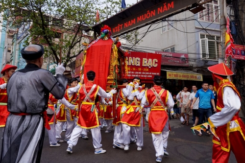 rong mua kieu xoay tren pho ha noi-1