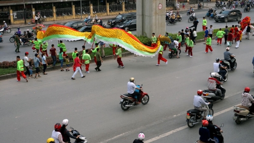 rong mua kieu xoay tren pho ha noi-11