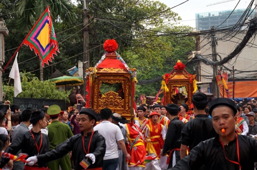 rong mua kieu xoay tren pho ha noi-12