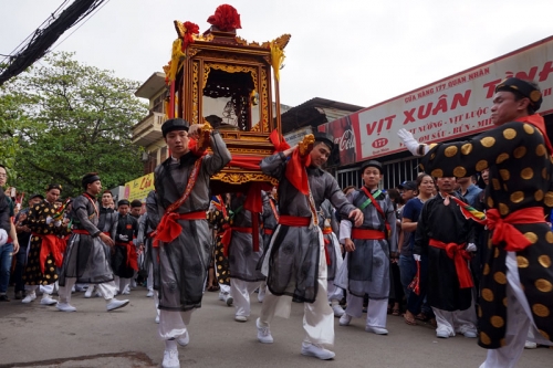 rong mua kieu xoay tren pho ha noi-13