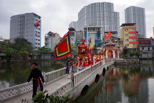 rong mua kieu xoay tren pho ha noi-14