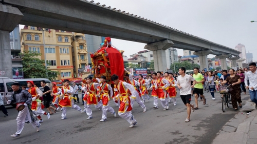 rong mua kieu xoay tren pho ha noi-2