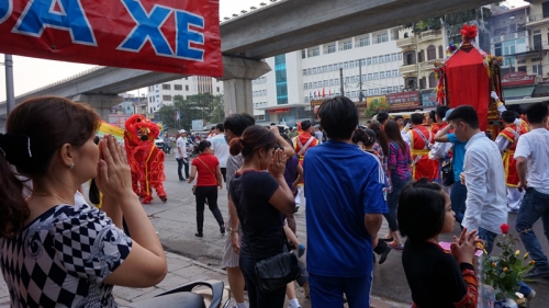 rong mua kieu xoay tren pho ha noi-4