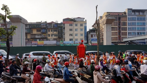 rong mua kieu xoay tren pho ha noi-5