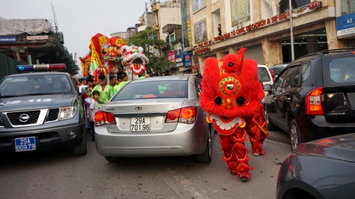 rong mua kieu xoay tren pho ha noi-7