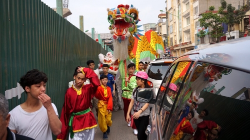 rong mua kieu xoay tren pho ha noi-8