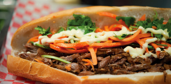 Bánh mì kẹp của Việt Nam thường được cho rất nhiều thịt heo, giò, chả, patê, hoặc trứng chiên với cà rốt ngâm, dưa chuột, rau mùi và tương ớt.