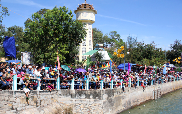 xuan soi dong voi le hoi dua thuyen truyen thong binh thuan -5