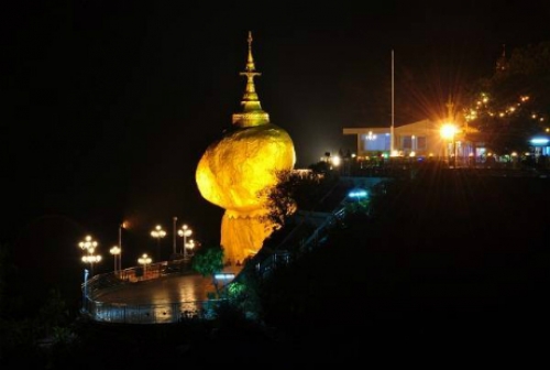 Chênh vênh ngôi chùa trên Hòn Đá Vàng ở Myanmar - 2