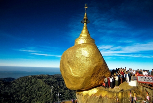 Chênh vênh ngôi chùa trên Hòn Đá Vàng ở Myanmar - 3