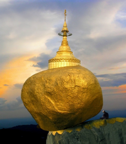 Chênh vênh ngôi chùa trên Hòn Đá Vàng ở Myanmar - 4