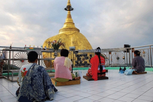 Chênh vênh ngôi chùa trên Hòn Đá Vàng ở Myanmar - 5