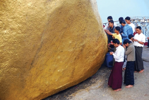 Chênh vênh ngôi chùa trên Hòn Đá Vàng ở Myanmar - 6