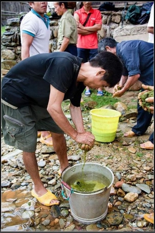 Choáng váng với món ăn thượng hạng: Lẩu... phân bò - 3