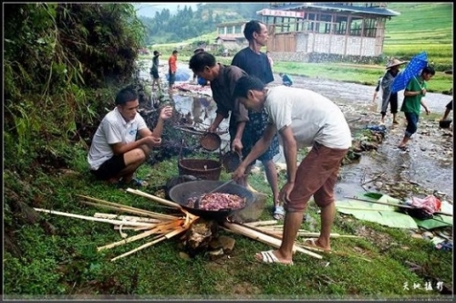 Choáng váng với món ăn thượng hạng: Lẩu... phân bò - 5