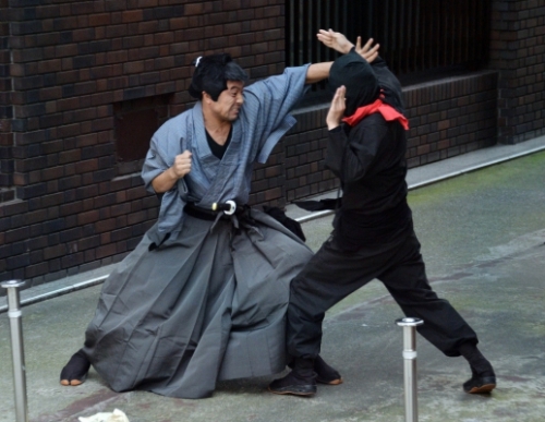 Dạo quanh Tokyo, xem Ninja và võ sĩ Samurai đấu võ - 1