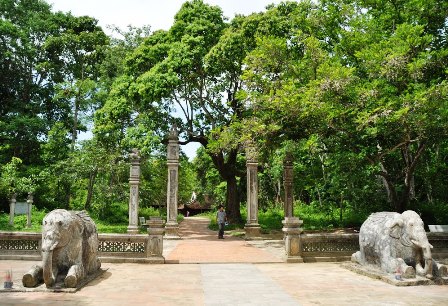 Đến Thanh Hóa thăm lăng mộ vua Lê Thái Tổ - 1