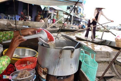 Dịch vụ quà vặt 15.000 đồng ở chợ nổi bồng bềnh miền Tây - 12