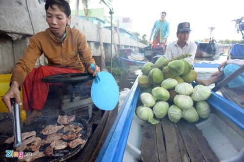 Dịch vụ quà vặt 15.000 đồng ở chợ nổi bồng bềnh miền Tây - 9