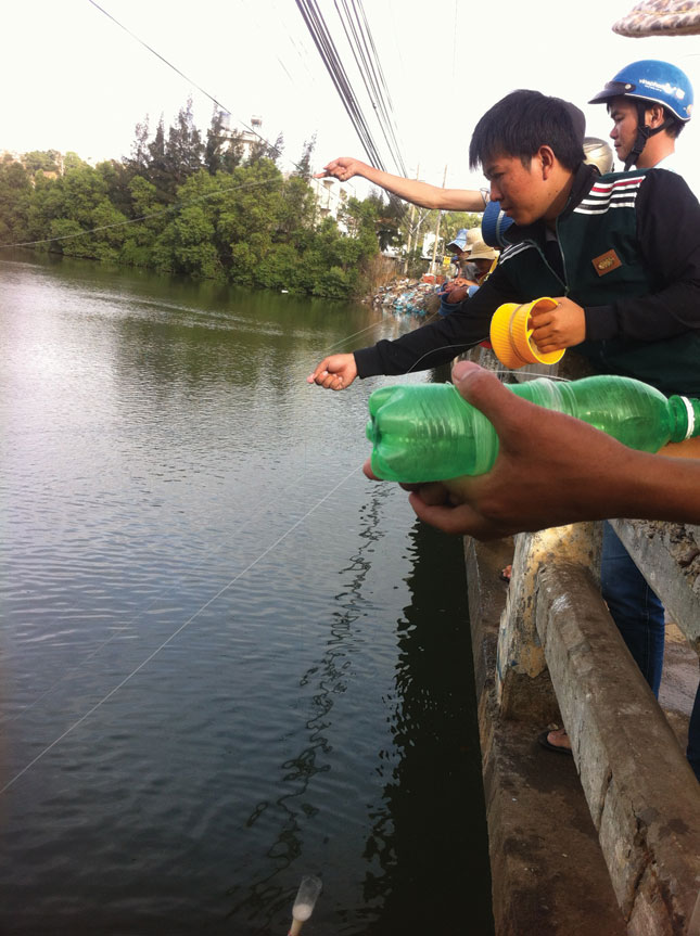 Độc đáo câu cá bằng chai - 2