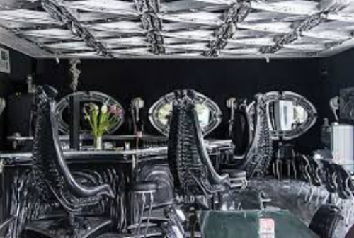 'Đột nhập' quán bar kỳ quái nhất thế giới - 1