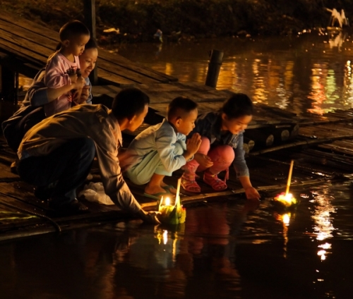 Dự lễ hội Loy Krathong lung linh tại đất nước chùa tháp - 1