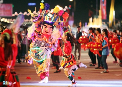 hang nghin nguoi tham du dem hoi carnaval ha long