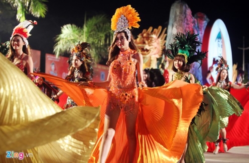 hang nghin nguoi tham du dem hoi carnaval ha long