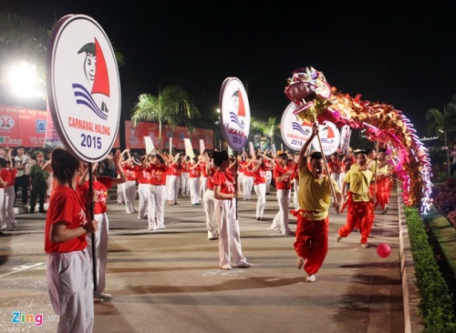 hang nghin nguoi tham du dem hoi carnaval ha long