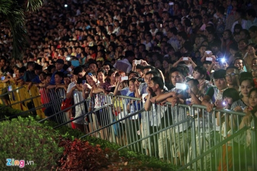 hang nghin nguoi tham du dem hoi carnaval ha long