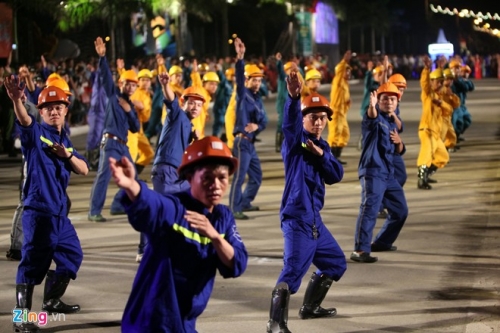 hang nghin nguoi tham du dem hoi carnaval ha long