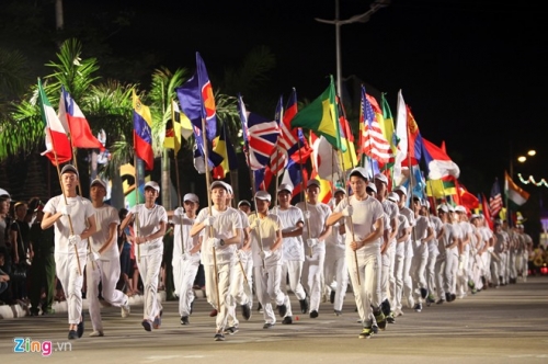 hang nghin nguoi tham du dem hoi carnaval ha long