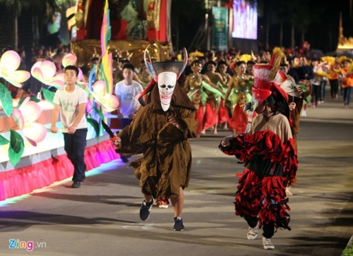 hang nghin nguoi tham du dem hoi carnaval ha long