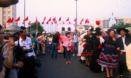 Lễ hội đường phố quốc tế rộn rã cả cố đô Huế - 17