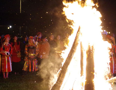 Lễ hội nhảy lửa của dân tộc Pà Thẻn - 2