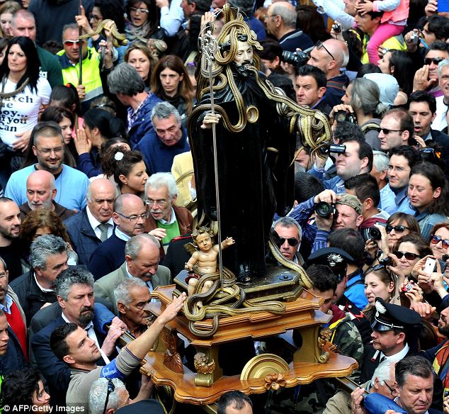 Lễ hội rắn kỳ lạ ở thị trấn Cocullo nước Ý - 12