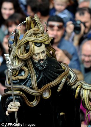 Lễ hội rắn kỳ lạ ở thị trấn Cocullo nước Ý - 5