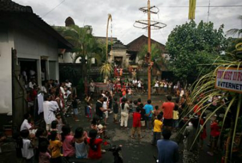 Lễ hội 'trèo cây cau bôi mỡ' ở Indonesia - 11