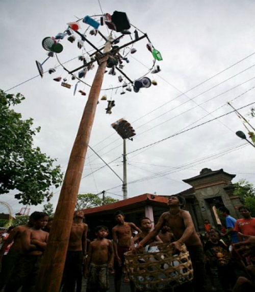 Lễ hội 'trèo cây cau bôi mỡ' ở Indonesia - 12