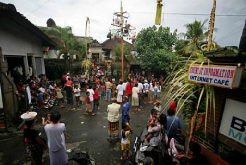 Lễ hội 'trèo cây cau bôi mỡ' ở Indonesia - 2