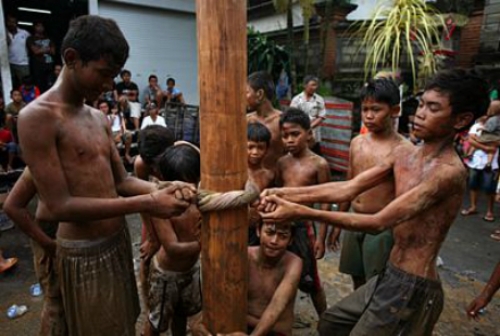 Lễ hội 'trèo cây cau bôi mỡ' ở Indonesia - 4