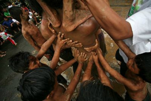 Lễ hội 'trèo cây cau bôi mỡ' ở Indonesia - 5