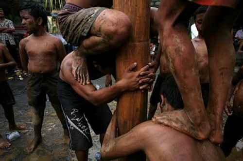 Lễ hội 'trèo cây cau bôi mỡ' ở Indonesia - 6